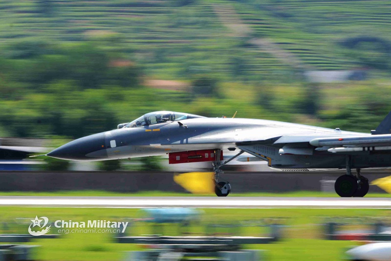 J-11 Kampfflugzeug beim Nachtkampfflugtraining