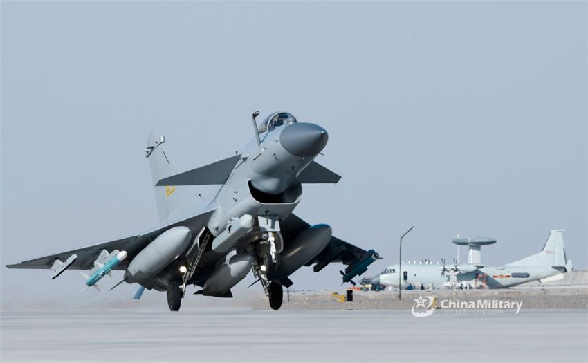 Trainingsman?ver ?Red Sword-2018“ der chinesischen Luftwaffe