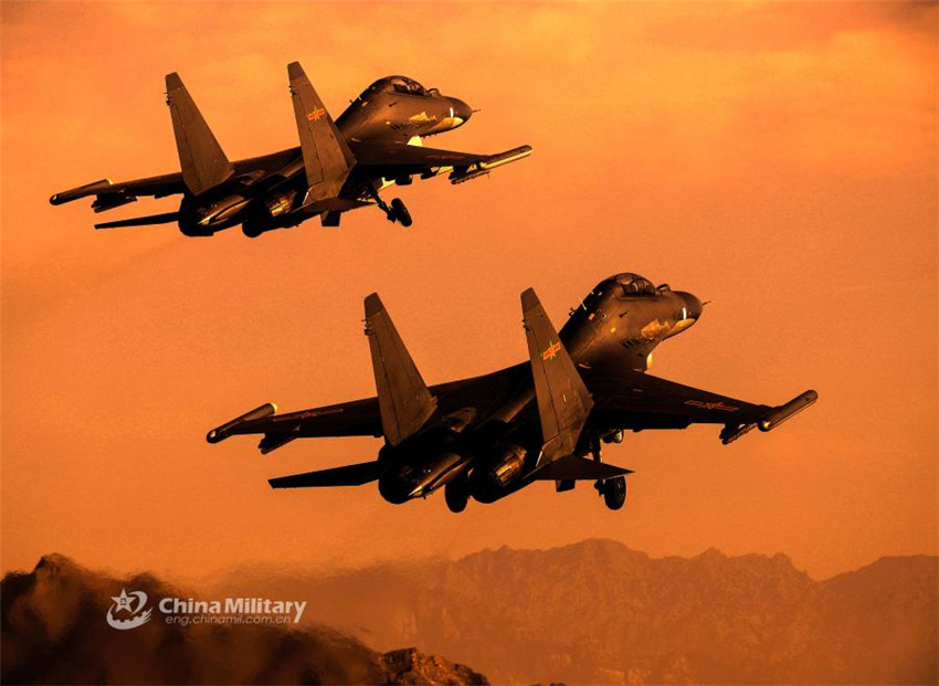 Trainingsman?ver ?Red Sword-2018“ der chinesischen Luftwaffe