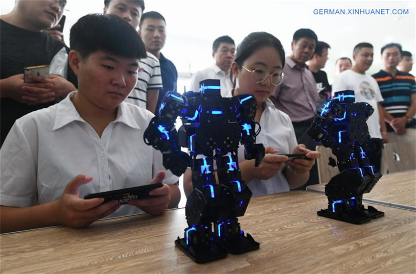 Roboter-Fu?ballspiel findet in Beijing statt