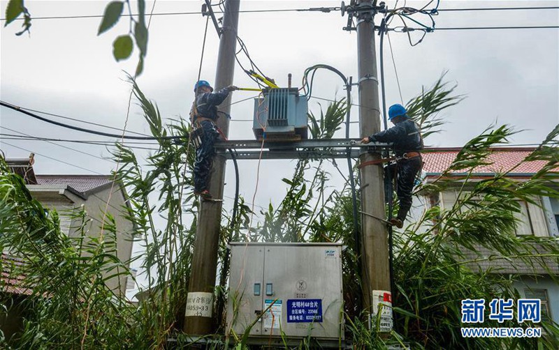 Taifun Ampil fegt über Ostchina