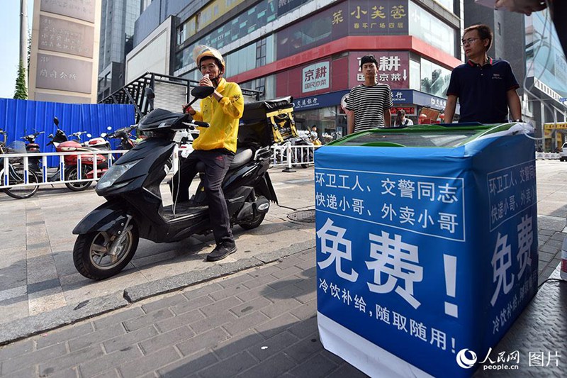 Kostenlose Getr?nke für Freiluft-Arbeiter