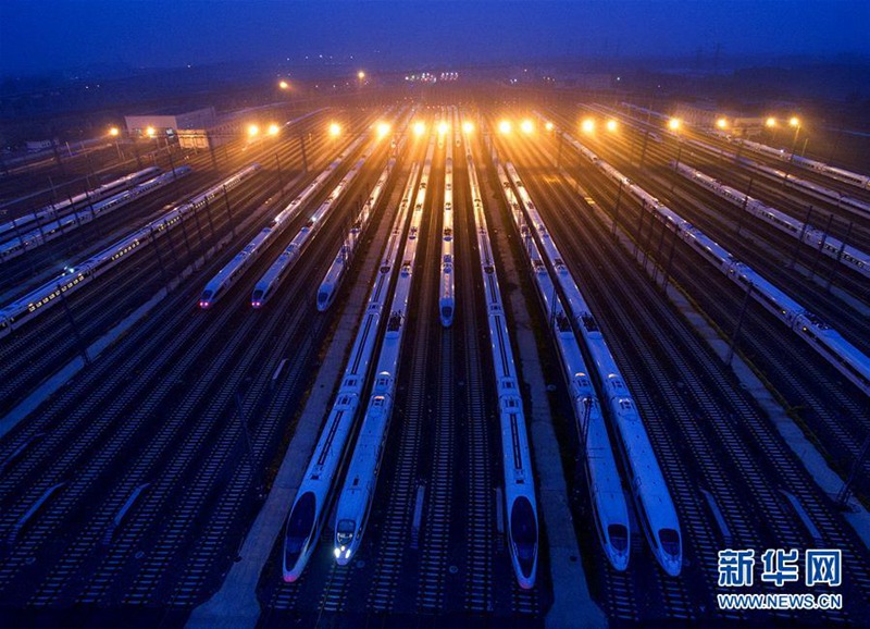 ?Fuxing“ f?hrt mit einer Geschwindigkeit von 350 km/h von Beijing nach Tianjin
