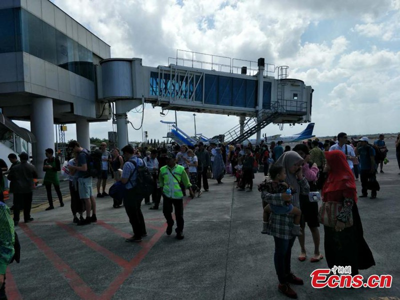 Passagiere nach den Erdbeben in Indonesien evakuiert