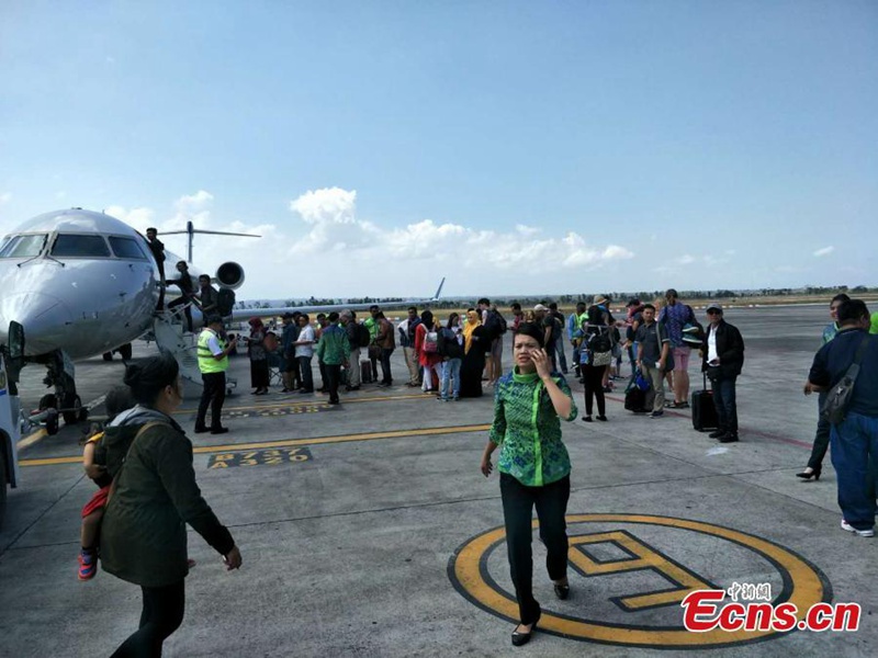 Passagiere nach den Erdbeben in Indonesien evakuiert