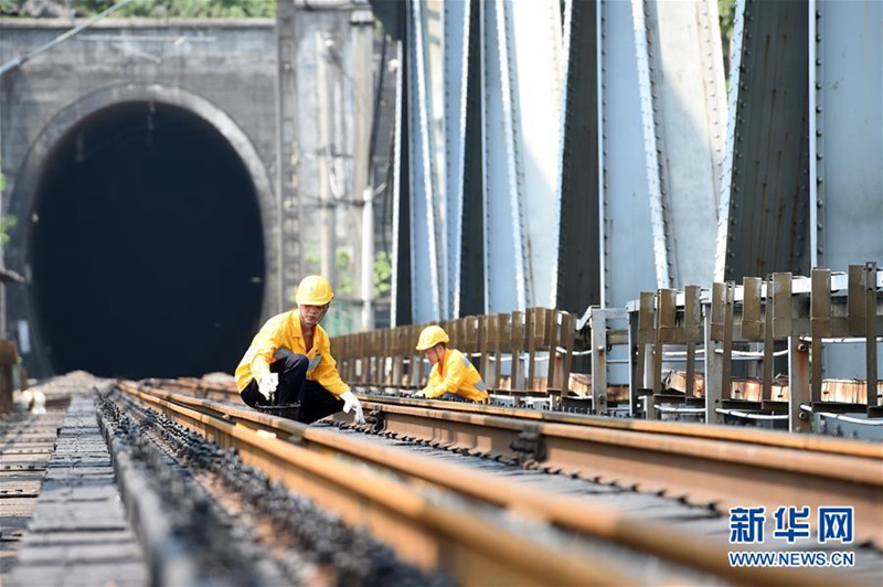Wartungsarbeiten an Chongqings Holz-Eisenbahnbrücke