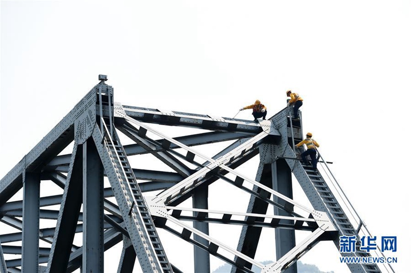 Wartungsarbeiten an Chongqings Holz-Eisenbahnbrücke