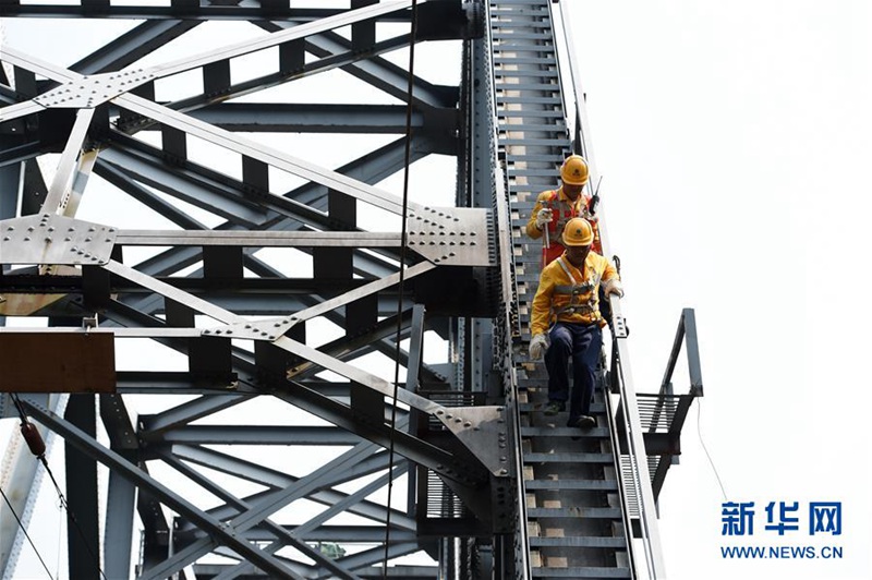 Wartungsarbeiten an Chongqings Holz-Eisenbahnbrücke