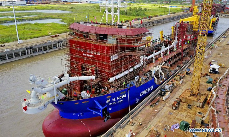 Zwei Baggerschiffe starten im ostchinesischen Jiangsu