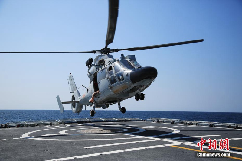 Chinesisches Schiff l?uft in den Hafen von Darwin ein