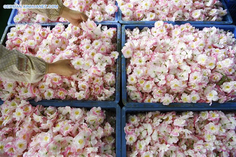 Herstellung künstlicher Blumen dient Armutsbefreiung in Ningxia