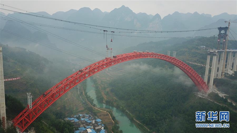 Riesige Brücke in Guizhou ist im Bau