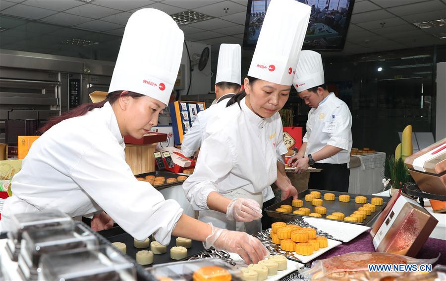 Wettbewerb für Mondkuchen-Backen in Shanghai