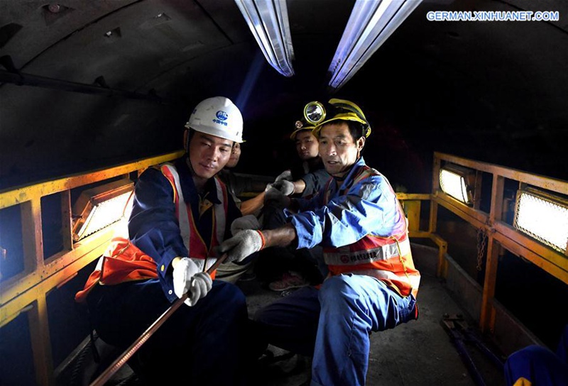 Bahnarbeiter bleiben bei ihren Jobs w?hrend des Mittherbstfests