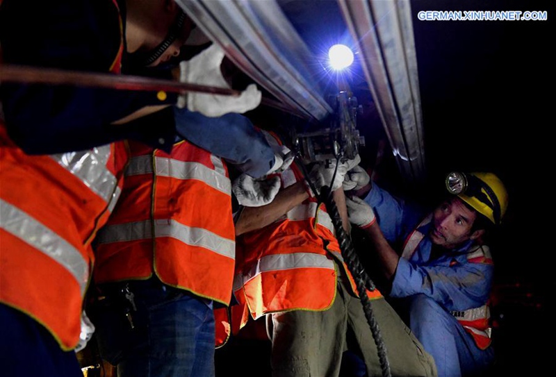 Bahnarbeiter bleiben bei ihren Jobs w?hrend des Mittherbstfests