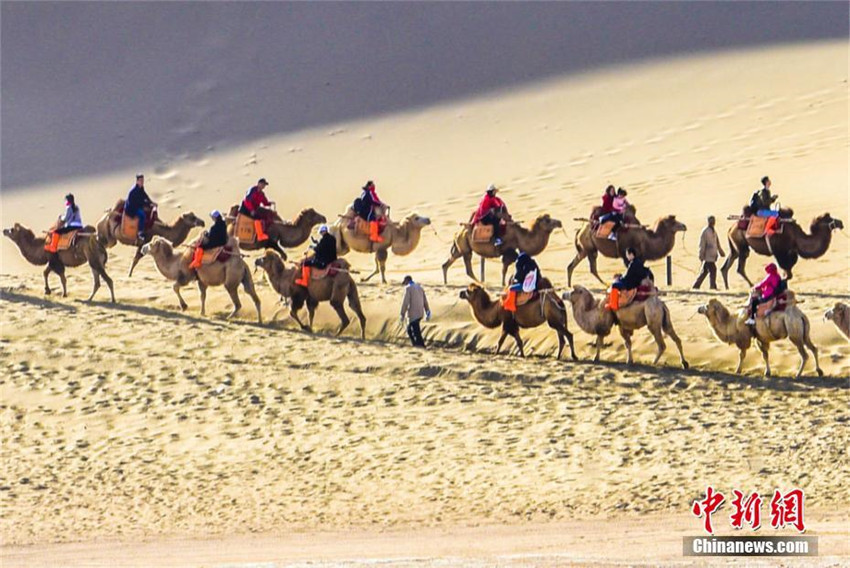 309.000 Touristen besuchen Sandwüste Dunhuang w?hrend des Nationalfeiertag-Urlaubs