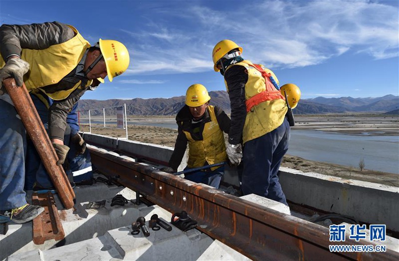 Die Sichuan-Tibet-Eisenbahn steigt vom Sichuan-Becken bis zum 