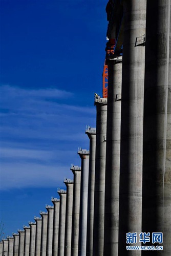 Die Sichuan-Tibet-Eisenbahn steigt vom Sichuan-Becken bis zum 