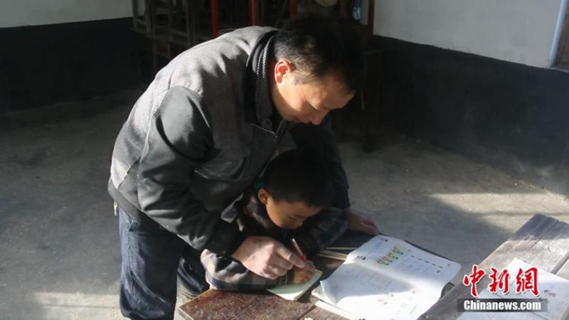 Lehrer bleibt, um einzigen Schüler der Schule zu helfen