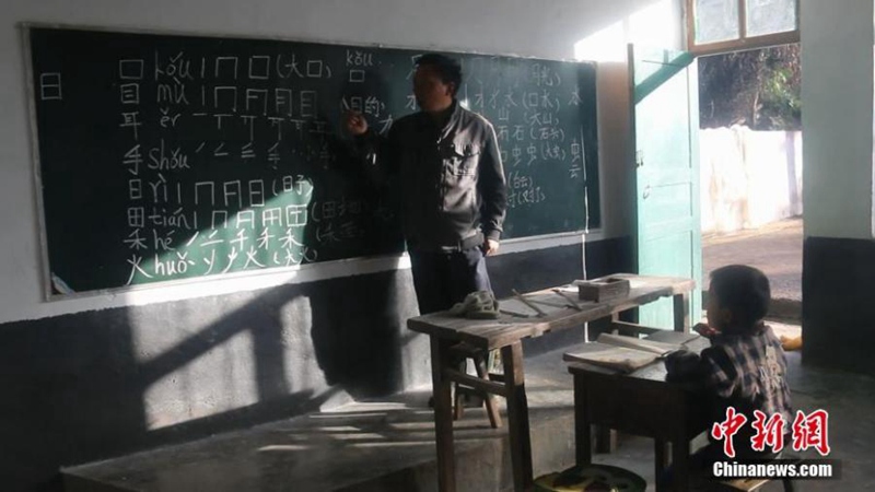 Lehrer bleibt, um einzigen Schüler der Schule zu helfen