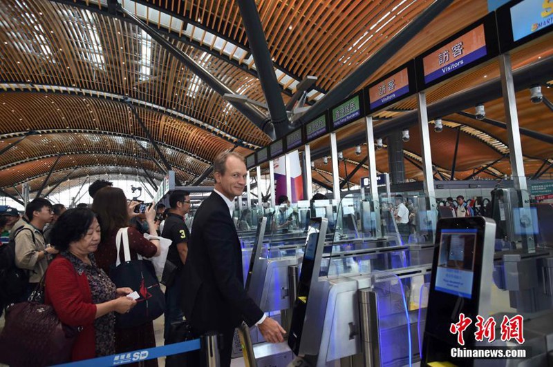 Erste Busse überqueren die Hongkong-Zhuhai-Macao-Brücke