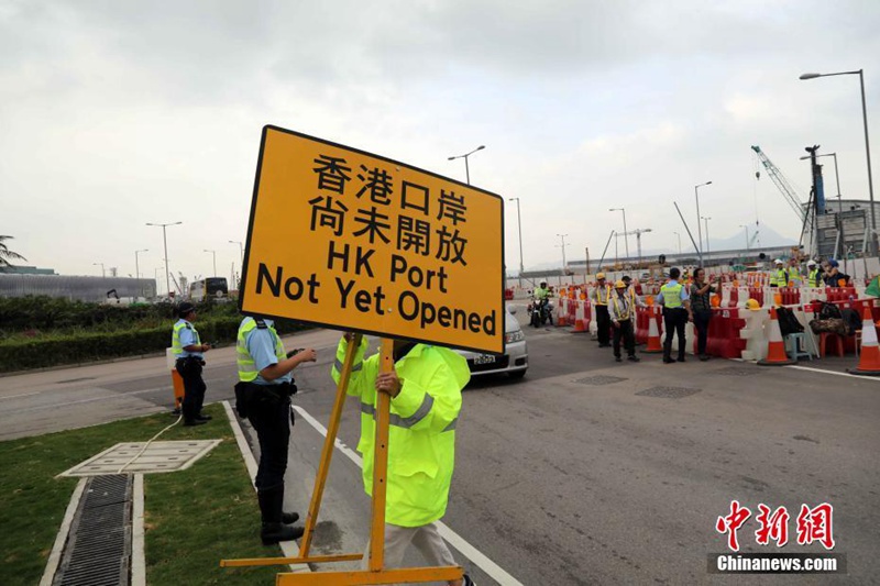 Erste Busse überqueren die Hongkong-Zhuhai-Macao-Brücke
