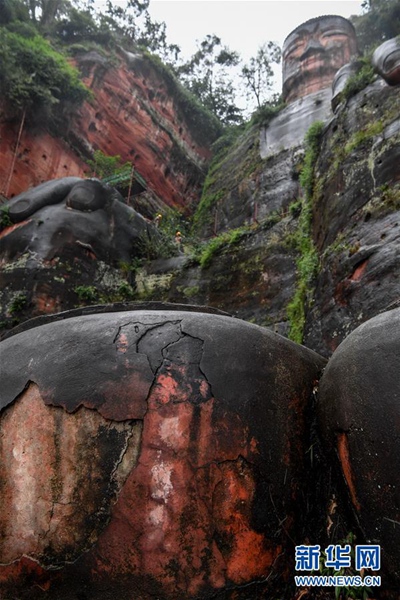 Restaurierung des Gro?en Buddhas von Leshan in wichtiger Phase