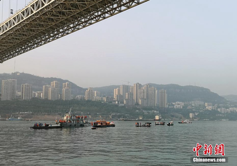 Rettungskr?fte im Dauereinsatz nach Busunfall in Chongqing