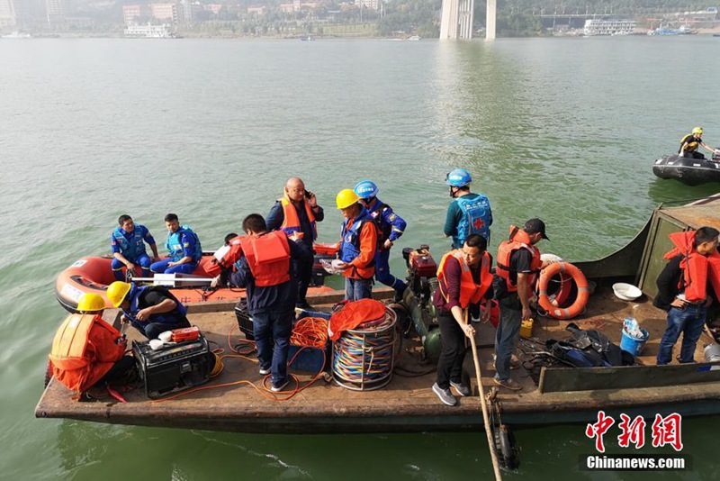 Rettungskr?fte im Dauereinsatz nach Busunfall in Chongqing
