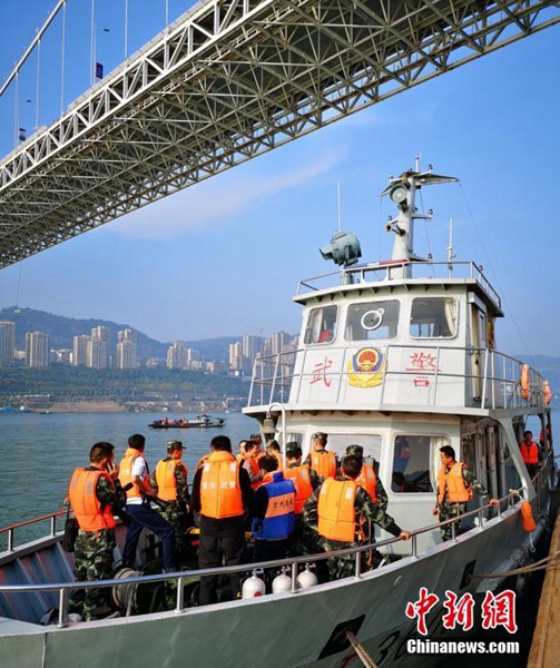 Rettungskr?fte im Dauereinsatz nach Busunfall in Chongqing