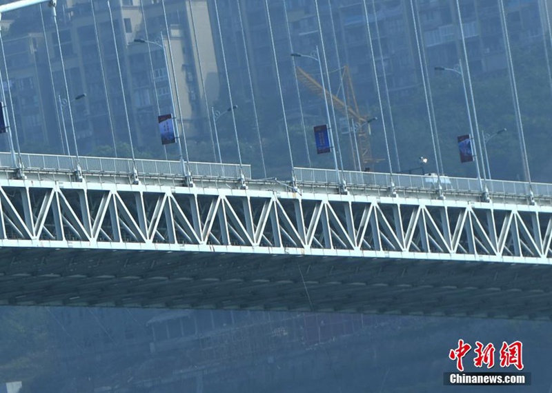 Rettungskr?fte im Dauereinsatz nach Busunfall in Chongqing