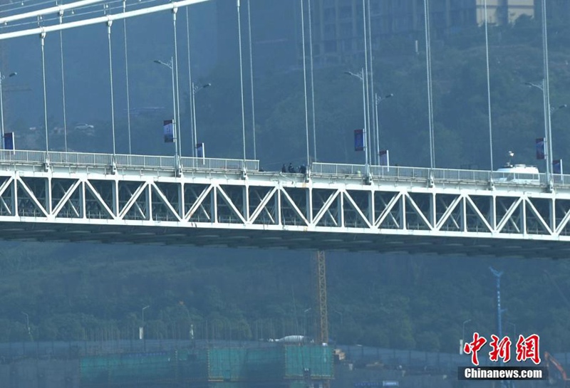 Rettungskr?fte im Dauereinsatz nach Busunfall in Chongqing