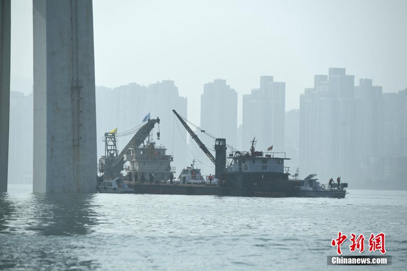 Rettungskr?fte im Dauereinsatz nach Busunfall in Chongqing
