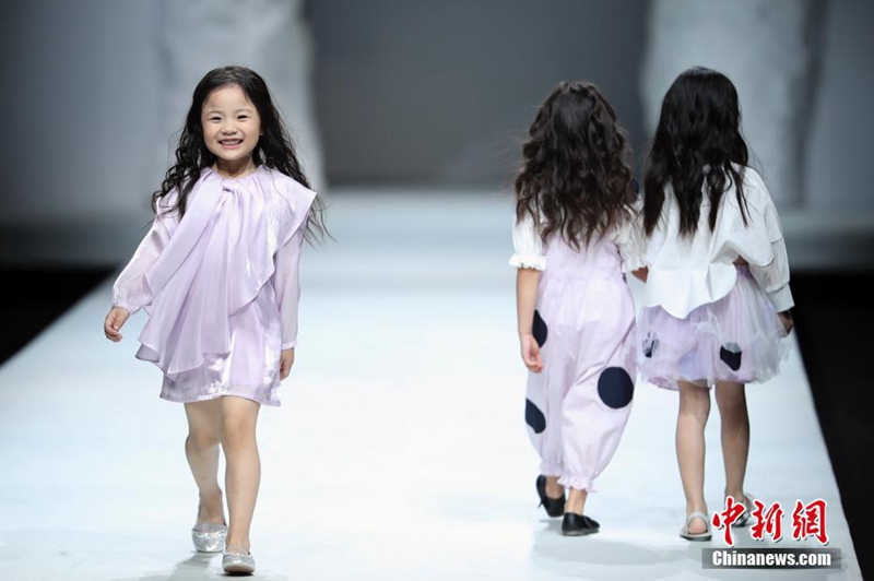 Sü?e Kinder auf dem Catwalk