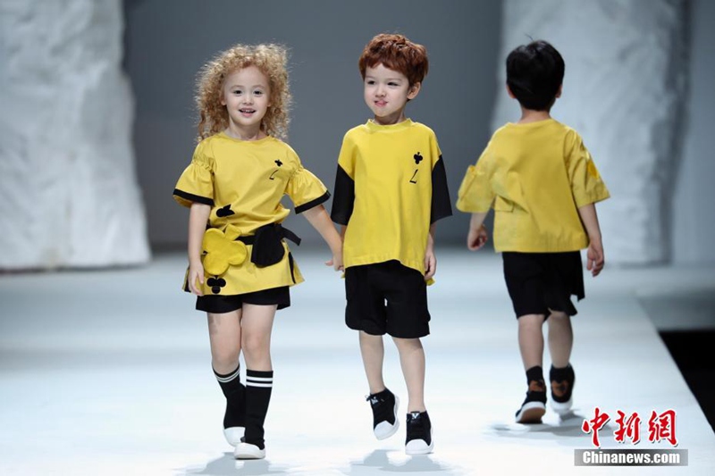 Sü?e Kinder auf dem Catwalk