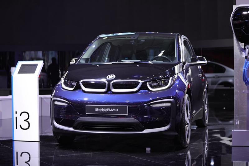 Autos mit alternativen Energien auf der Importmesse