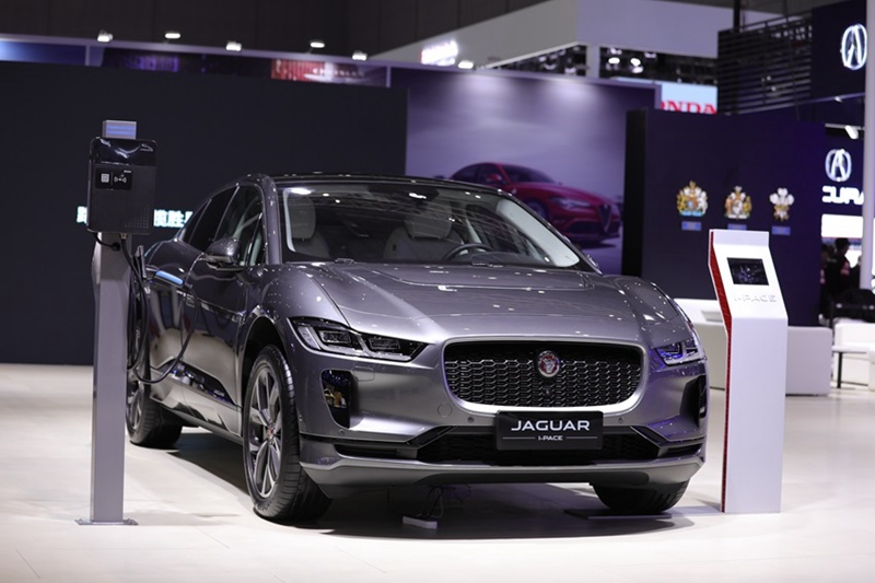 Autos mit alternativen Energien auf der Importmesse