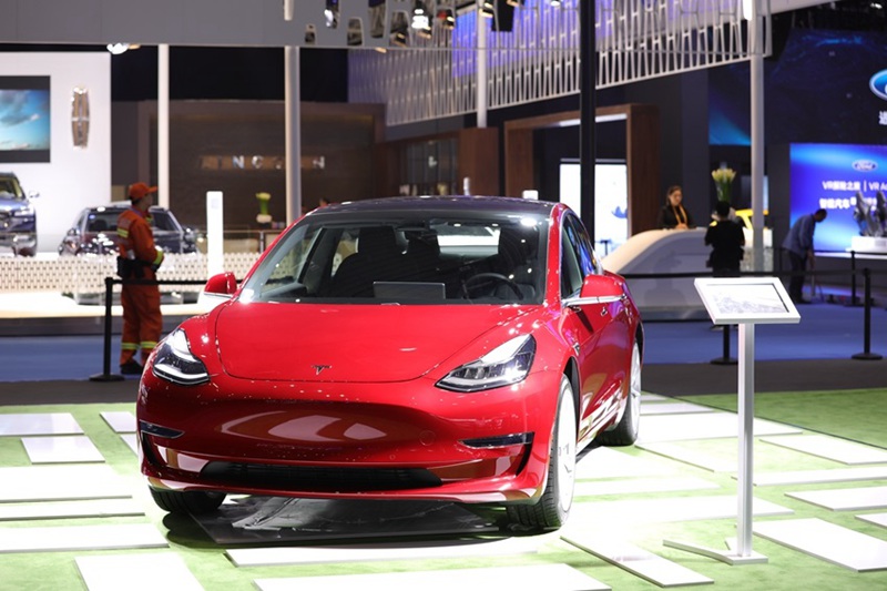 Autos mit alternativen Energien auf der Importmesse