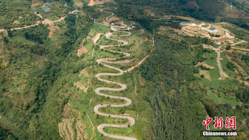 Südchina: Landstra?e windet sich wie eine Schlange den Berg hinauf