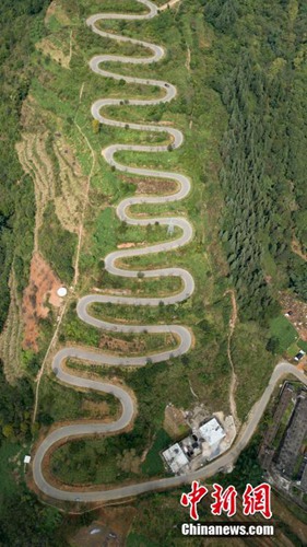 Südchina: Landstra?e windet sich wie eine Schlange den Berg hinauf