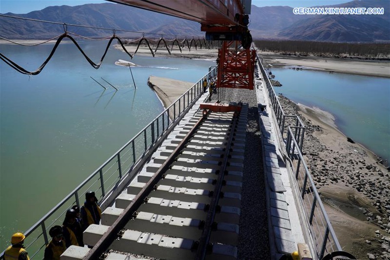 Brücke Yarlung-Zangbo-Fluss beginnt mit dem Gleisbau