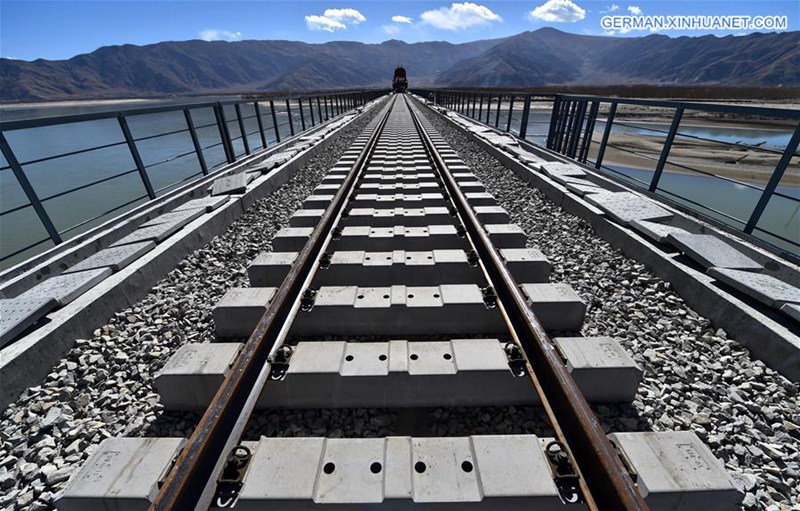 Brücke Yarlung-Zangbo-Fluss beginnt mit dem Gleisbau