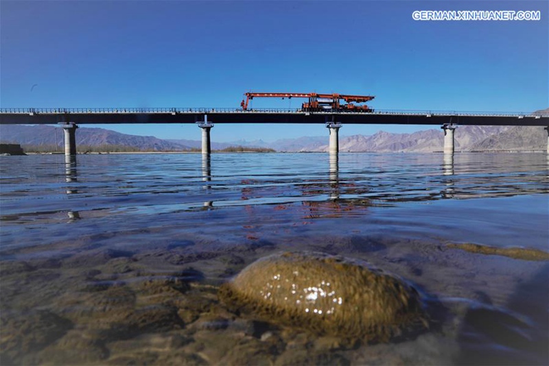 Brücke Yarlung-Zangbo-Fluss beginnt mit dem Gleisbau