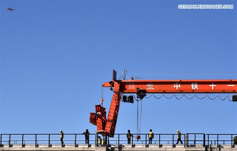 Brücke Yarlung-Zangbo-Fluss beginnt mit dem Gleisbau