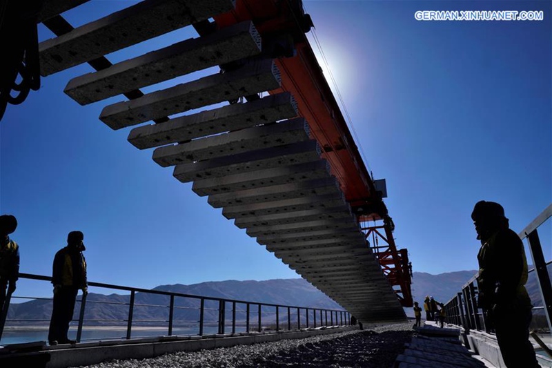 Brücke Yarlung-Zangbo-Fluss beginnt mit dem Gleisbau