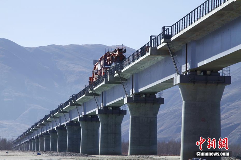 Schienenverlegung auf der Lhasa-Nyingchi-Eisenbahn beginnt