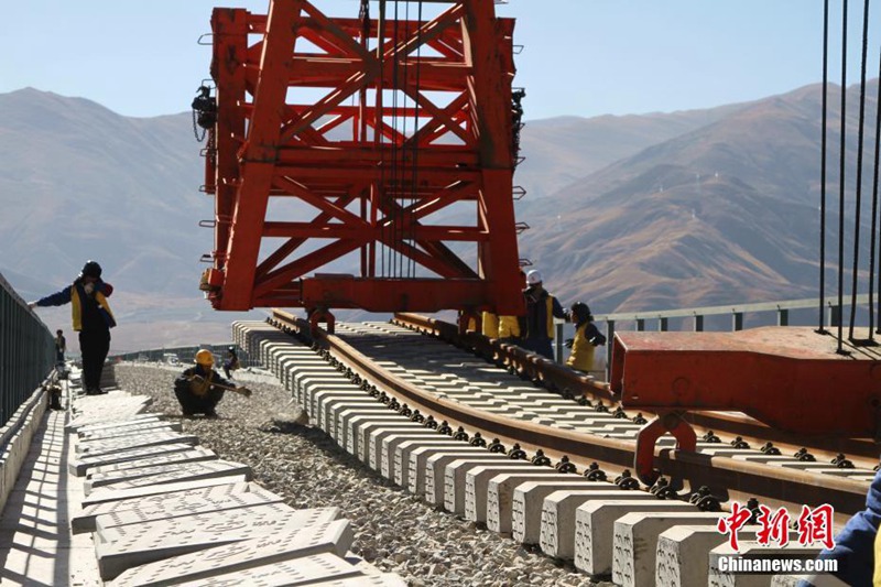 Schienenverlegung auf der Lhasa-Nyingchi-Eisenbahn beginnt