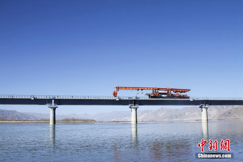 Schienenverlegung auf der Lhasa-Nyingchi-Eisenbahn beginnt