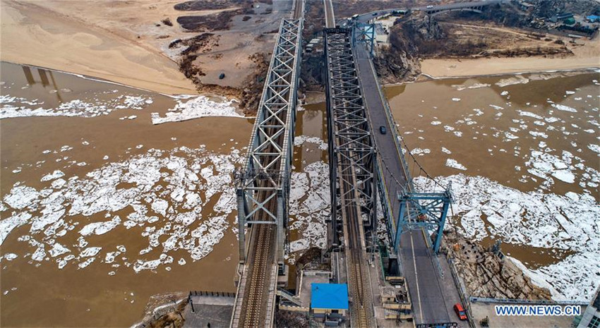 Gelber Fluss: Eisbrocken treiben flussabw?rts