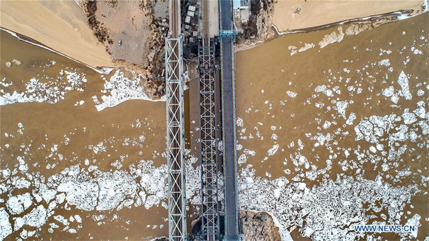 Gelber Fluss: Eisbrocken treiben flussabw?rts